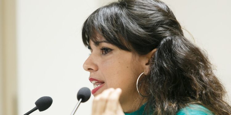 Teresa Rodríguez durante una conferencia en la Fundación Cajasol