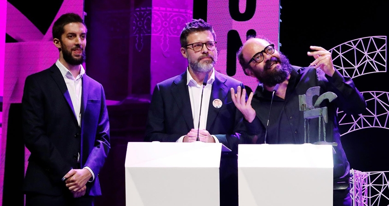 David Broncano, Quequé e Ignatius Farray recogiendo el Premio Ondas otorgado a 'La vida moderna'