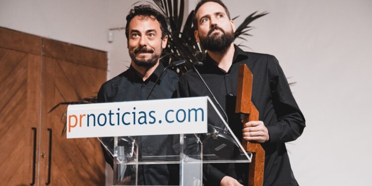 Danny Boy-Rivera y Borja Sumozas recogiendo el premio 'Los mejores de pr'