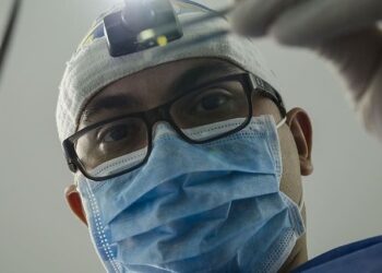 Sanidad reforzará los equipos de protección tras aumentar los casos por coronavirus un 18% en un día