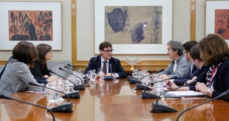 El ministro de Sanidad junto a su equipo