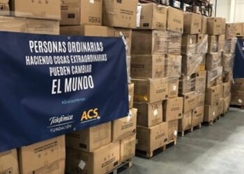 ACS y Telefónica reciben más de 200.000 "buzos" para el personal sanitario de España