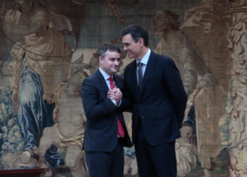 Distracción y aplausos: las armas del Gobierno para eclipsar la información