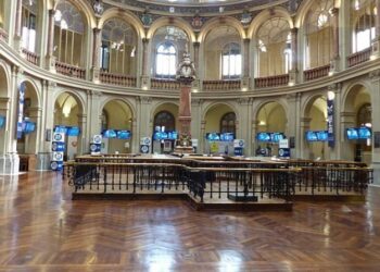 La Bolsa española empieza la semana con ligeros descensos