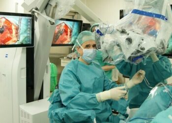 La nueva extremidad robótica de la cirugía craneal compleja