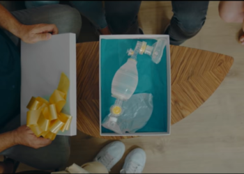 Un respirador artificial como regalo de cumpleaños: la campaña más impactante contra la Covid-19