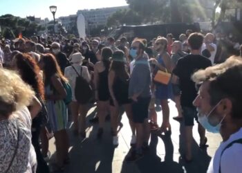 TVE denuncia el acoso sufrido en la manifestación negacionista apoyada por Miguel Bosé