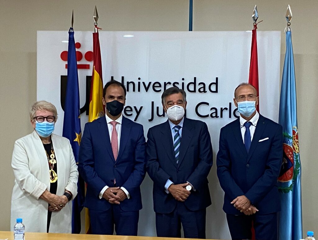 Pie de foto (de izda. a dcha.): Carmen Gallardo Pino, decana Facultad Ciencias de la Salud URJC; Javier Ramos, rector de la Universidad Rey Juan Carlos; Luis J. González, presidente del Colegio Oficial de Farmacéuticos de Madrid; Julio Zarco, director general de la Fundación Clínica Universitaria de la Universidad Rey Juan Carlos.