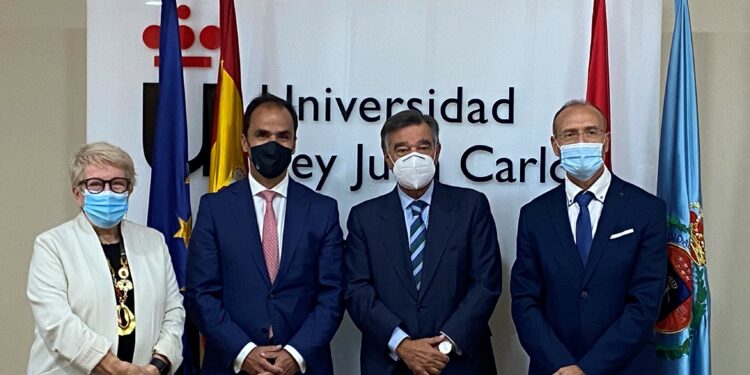 Pie de foto (de izda. a dcha.): Carmen Gallardo Pino, decana Facultad Ciencias de la Salud URJC; Javier Ramos, rector de la Universidad Rey Juan Carlos; Luis J. González, presidente del Colegio Oficial de Farmacéuticos de Madrid; Julio Zarco, director general de la Fundación Clínica Universitaria de la Universidad Rey Juan Carlos.