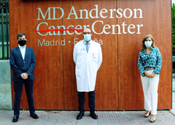 Acuerdo MD Anderson Madrid y Roche_ Alfonso Villarejo, Regional Head de Access and Business, y Beatriz Rapallo, Regional Access Manager junto al Dr. Enrique Grande