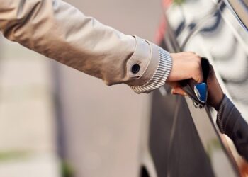 Uber colabora con Nadiesolo Voluntariado para facilitar transporte gratuito y seguro a colectivos vulnerables en la Comunidad de Madrid