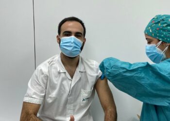 La Fundación Jiménez Díaz ya ha inmunizado frente a la COVID-19 a cerca de 1.700 de sus profesionales