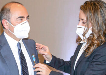 Benito Berceruelo recibe la Cruz de Oficial al Mérito Civil