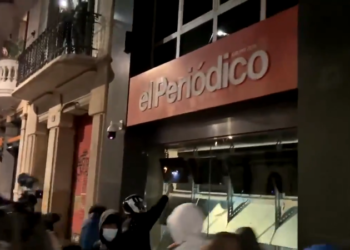 Manifestantes atacan la redacción de ‘El Periódico’ en Barcelona