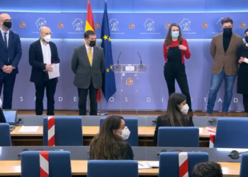 Los periodistas “sirven de decorado” para los partidos independentistas, que se niegan a hablar en castellano