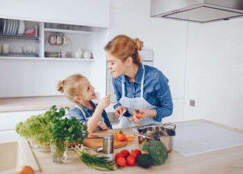 Cocinar y comer en familia, la recomendación de los pediatras para frenar la obesidad en niños