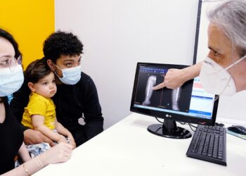 Un bebé de 23 meses salva su pierna con un autotransplante