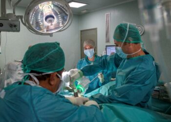 El Hospital Quirónsalud Barcelona, primer centro en España en contar con el nuevo robot guiado para patología de columna