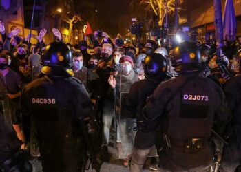 La Audiencia de Barcelona condena a un mosso a dos años de cárcel por agredir a un periodista