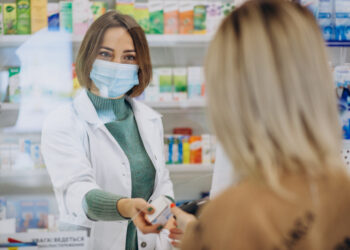 Más de la mitad de los españoles acude, como mínimo, una vez al mes a la farmacia