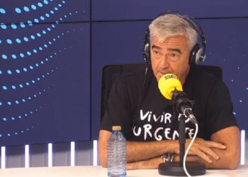 Carles Francino rinde homenaje a Julia Otero en el día de su vuelta a la radio