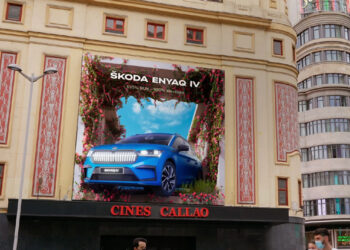 ŠKODA ENYAQ iV y Callao City Lights, marketing que se trepa por las paredes