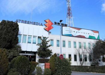 Antena 3 lidera el mes y aventaja en medio punto a Telecinco