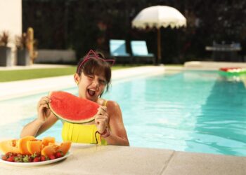 La actriz Luna Fulgencio, protagonista de la campaña publicitaria de Piscinas DTP