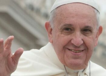 ‘El Debate’ presume de contar con la bendición del Papa Francisco en el día de su estreno