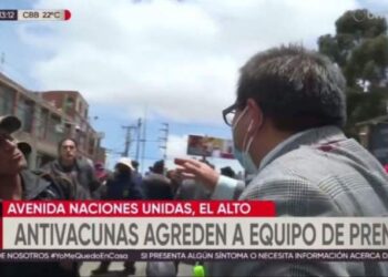 Grupos antivacunas agreden a periodistas en Bolivia