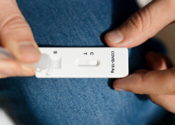 ¿Son los test de saliva más eficaces para detectar ómicron?