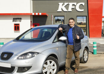 Publicidad realista: Un coche ardiendo frente al KFC de Toledo es portada de la prensa local y ahora la compañía le regala uno nuevo al propietario
