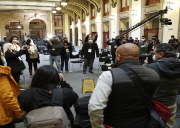 Periodistas mexicanos protestan guardando silencio en rueda de prensa del presidente