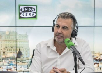 Carlos Alsina rinde un emotivo homenaje a los marineros gallegos