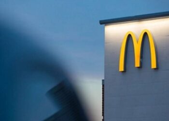 McDonald’s detendrá operaciones en Rusia y seguirá pagando los sueldos a sus 62.000 empleados