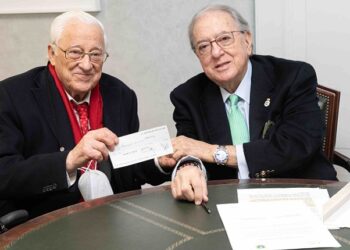 El presidente de la Fundación A.M.A., el Dr. Diego Murillo, entrega a Mensajeros de La Paz un millón de euros para su programa de ayuda de emergencia a los refugiados ucranianos