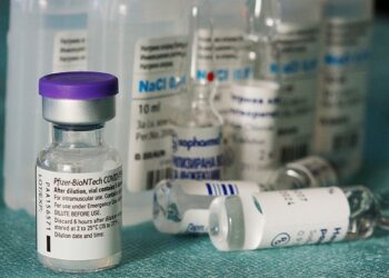 ¿Es recomendable una cuarta dosis de la vacuna frente a la covid-19 para toda la población?