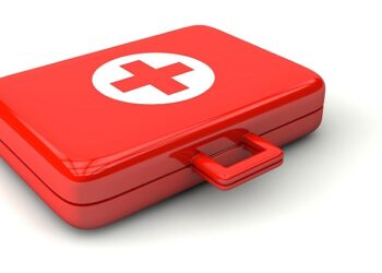 España se vuelca en ayuda humanitaria: gran demanda de antisépticos y vendajes en las farmacias