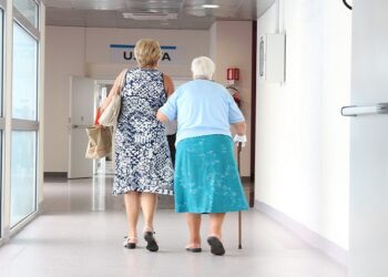 Europa no contempla la posibilidad de administrar una cuarta dosis de la vacuna a mayores de 70