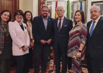 La Fundación Cofares visita el Ayuntamiento de Mérida en el día de su cena benéfica en la ciudad histórica