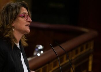 Teresa Ribera acusa a las eléctricas de intentar “descarrilar” las negociaciones para reducir el precio de la luz
