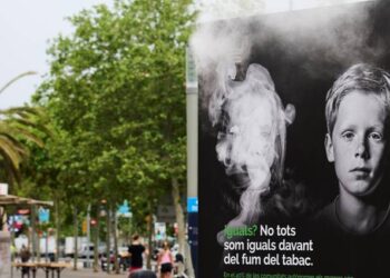 Un mupi que echa humo, así es la campaña de la AECC en el #DíaMundialSinTabaco