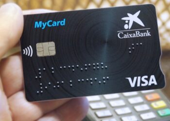 CaixaBank lanza la primera tarjeta financiera con sistema Braille en España