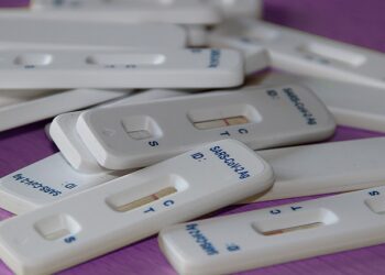 Cofares ha distribuido en abril un 22,29 % más de test de antígenos a farmacias respecto al mes de marzo