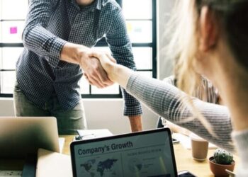 Ofertas de empleo en comunicación: LLYC, Atrevia, Deloitte…