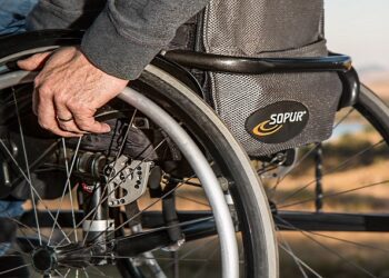 Casi mil millones de ancianos y personas con discapacidad carecen de acceso a sillas de ruedas o audífonos