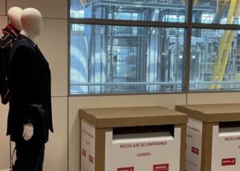 Iberia y Envera lanzan un proyecto para el reciclaje de sus uniformes
