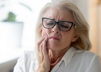 Las implicaciones de la menopausia pueden afectar a la salud dental debido a las alteraciones hormonales