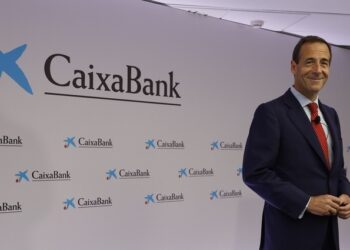 CaixaBank gana 1.573 millones en el primer semestre, un 17,1% más en base comparable, gracias al fuerte aumento de la actividad comercial y las sinergias de la integración