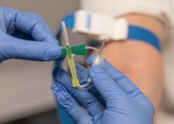 España registra más de 10.000 ingresos por Covid y continúa sin medidas de protección